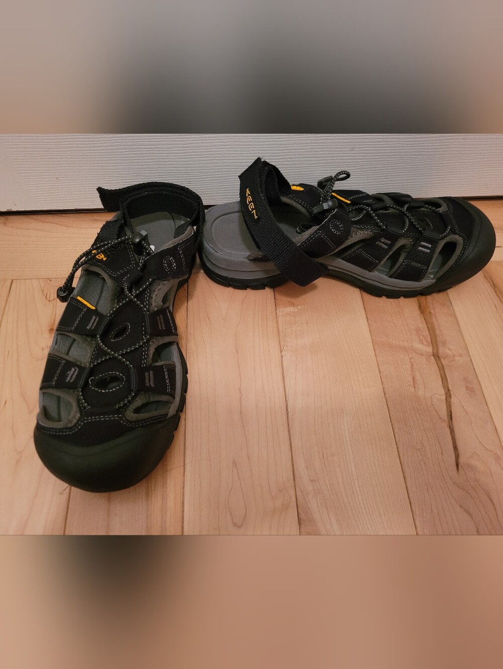 Keen men's size 8 black sandals, worn once or twice